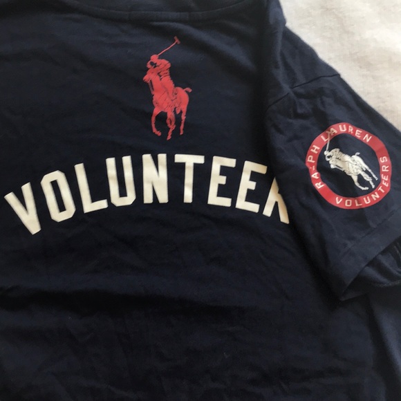 A nice form fitted Ralph Lauren volunteer shirt - Picture 2 of 3